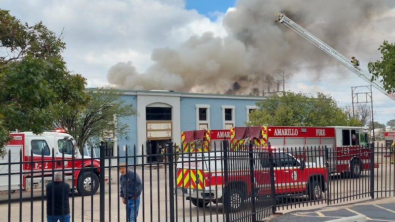 Los equipos de emergencia están atendiendo un incendio en el antiguo edificio de Guyon Saunders