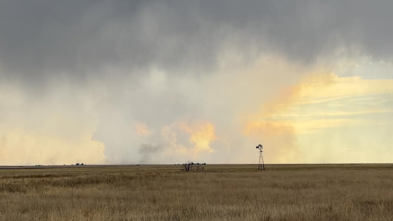Los equipos continúan trabajando para contener los incendios en el Panhandle de...