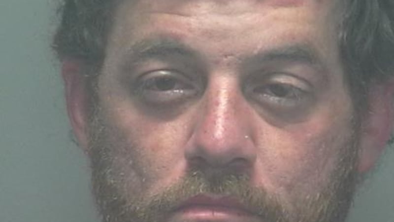 Los documentos judiciales indican que los agentes que acudieron al lugar encontraron las...