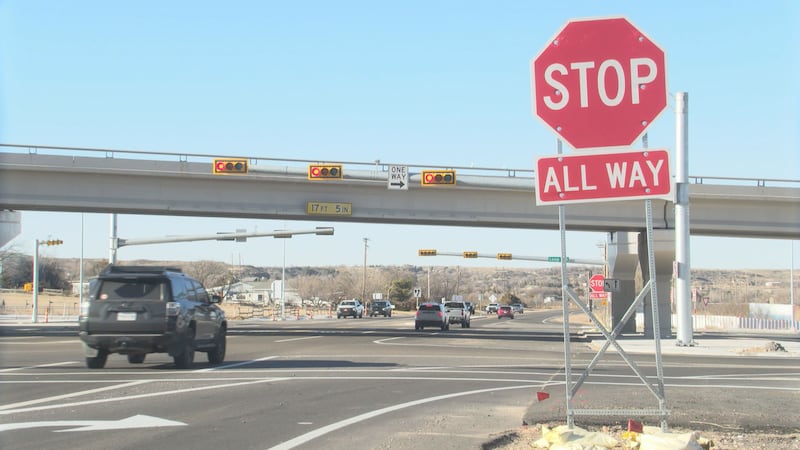 TxDOT mejora la South Loop 335 a una intersección completamente iluminada