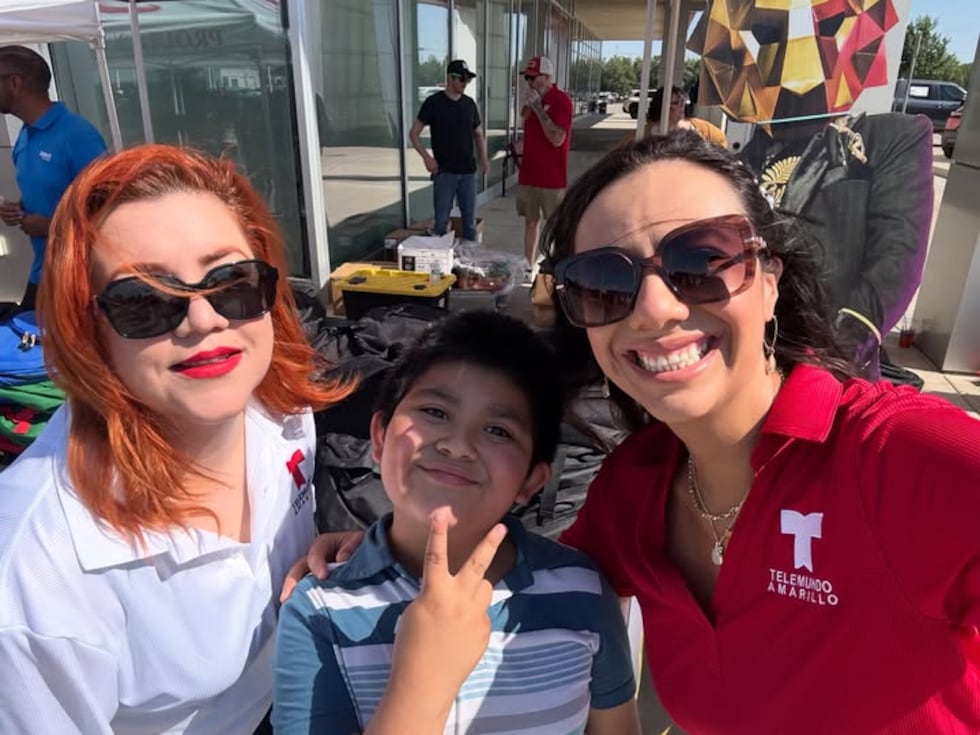 Telemundo Amarillo entrega más de 700 mochilas y útiles escolares a la comunidad