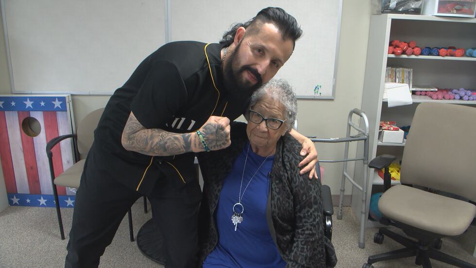 El instructor de boxeo José Ramírez con la participante Mary Romero