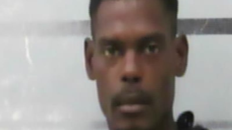 Troy Lockley, de 38 años, enfrenta cargos por agresión agravada e intoxicación pública