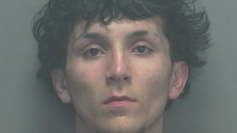 La policía de Amarillo arrestó a un joven acusado de golpear a su novia y de atropellar a otra...