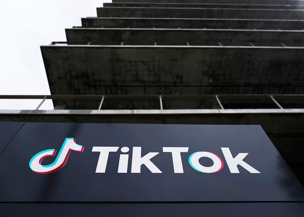 En esta imagen del 17 de marzo de 2023, se puede ver el edificio de TikTok Inc. en Culver...