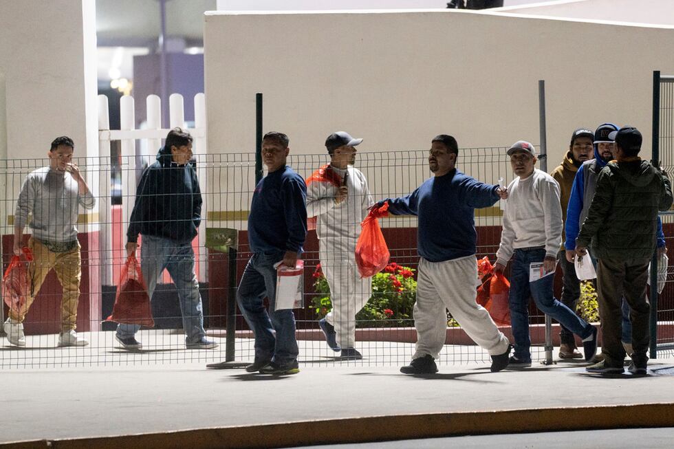 Migrantes ingresan a México por el puente fronterizo peatonal El Chaparral en Tijuana, México,...