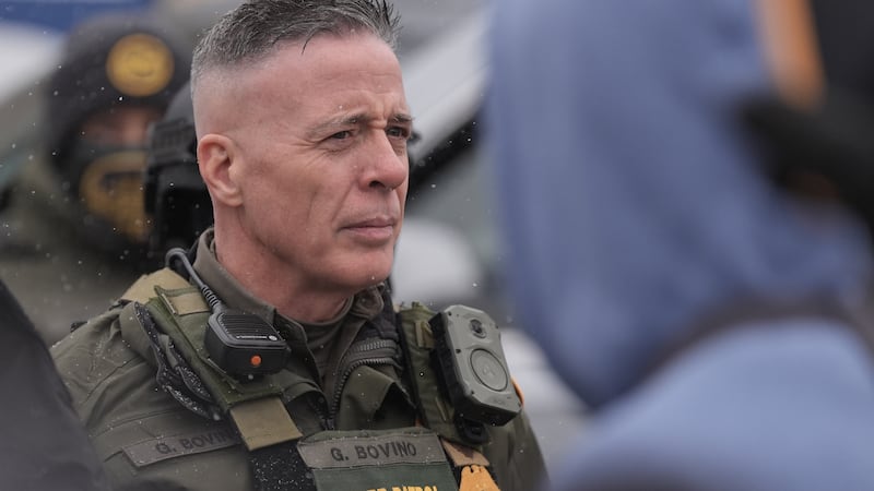 Gregory Bovino, comandante de la Patrulla Fronteriza, se reúne con agentes federales el...