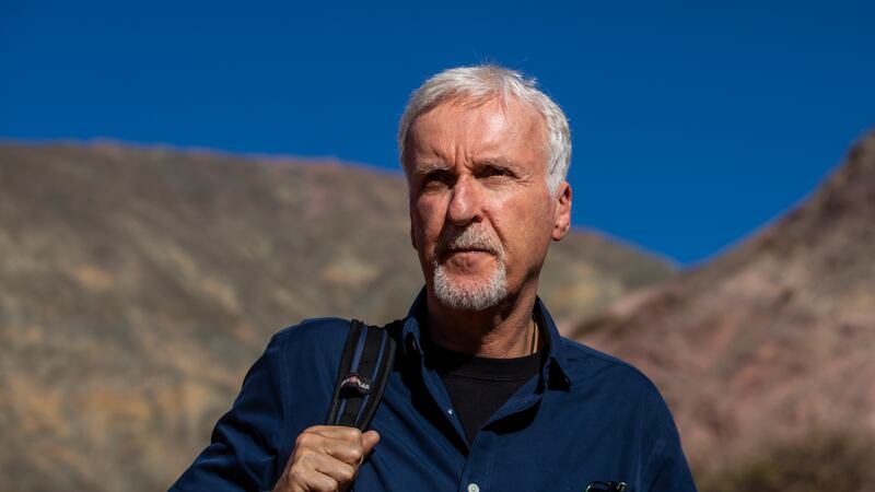 ARCHIVO -El director James Cameron camina en Purmamarca, provincia de Jujuy, Argentina, el 8...