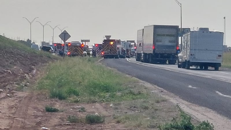 Una persona murió y dos resultaron heridas tras un choque entre un automóvil y una motocicleta...