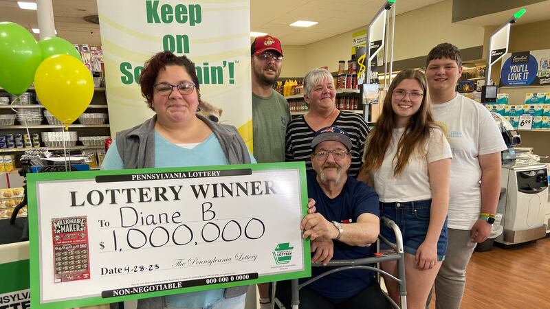 Diane Babbin recoge su premio de un millón de dólares con su familia el 24 de mayo.