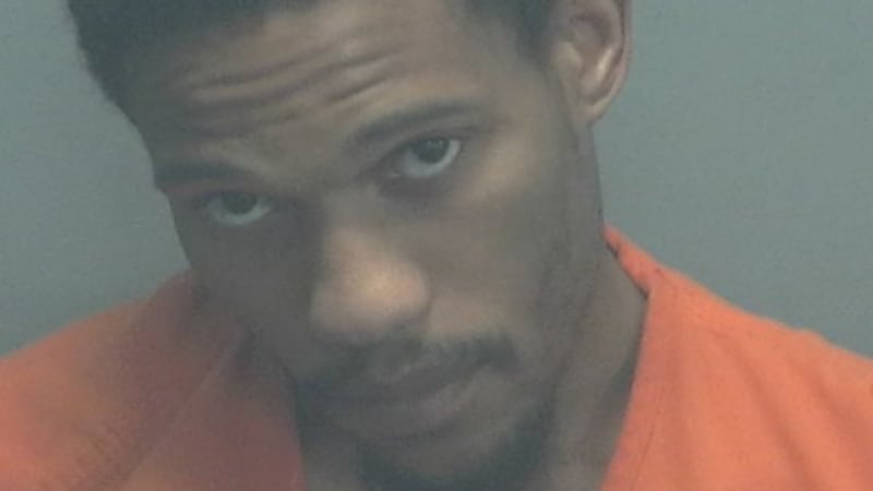 Clifton Jermaine Holman fue detenido por tres órdenes de aprehensión por agresión agravada...