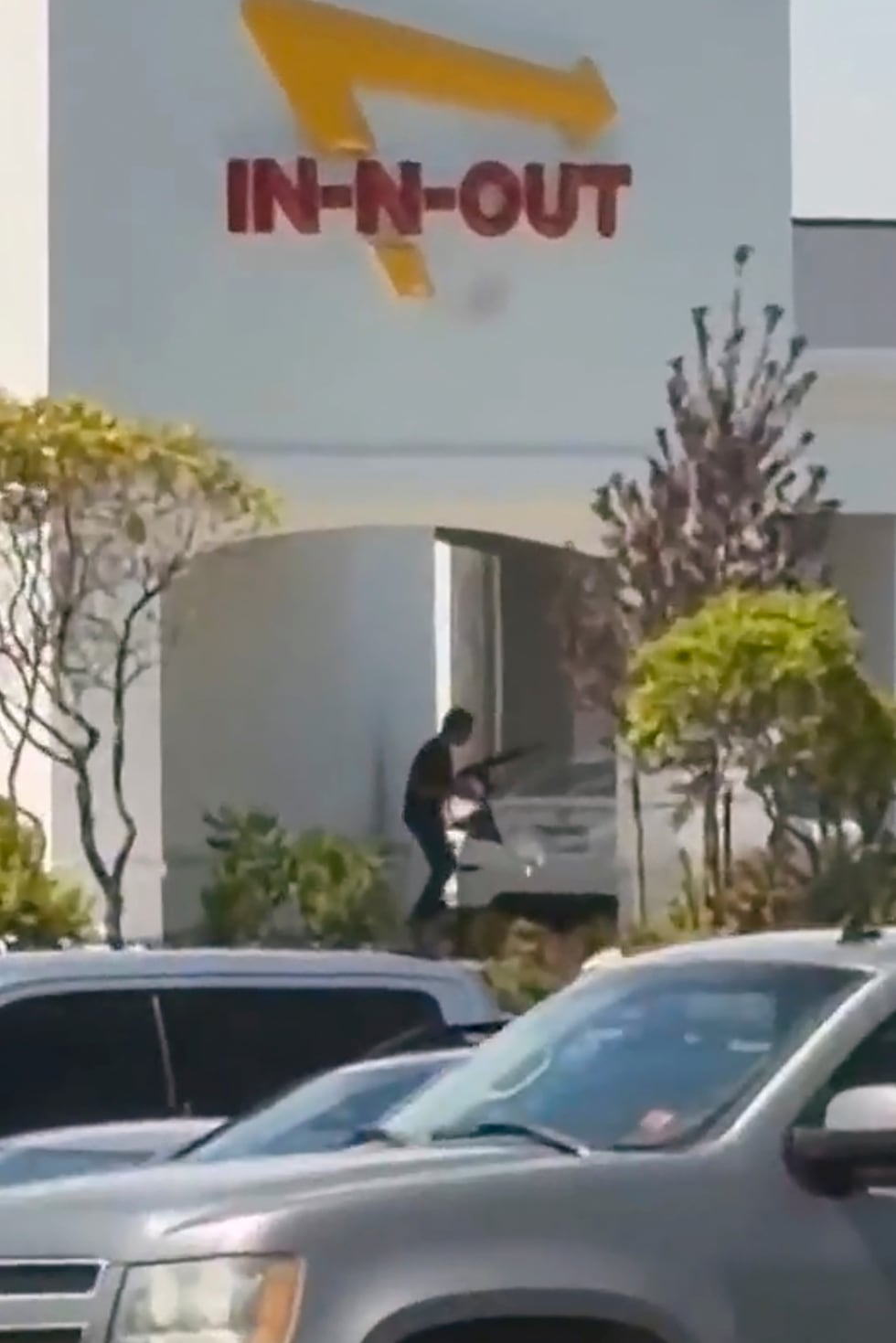 Esta imagen tomada de un video grabado por un testigo muestra la escena de un tiroteo en un...