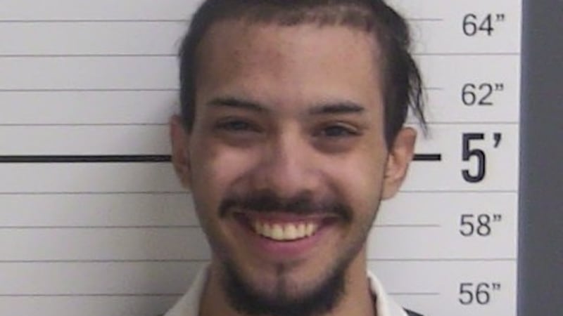 Alan Flores fue detenido y acusado de disparar contra un vehículo motorizado causando lesiones...