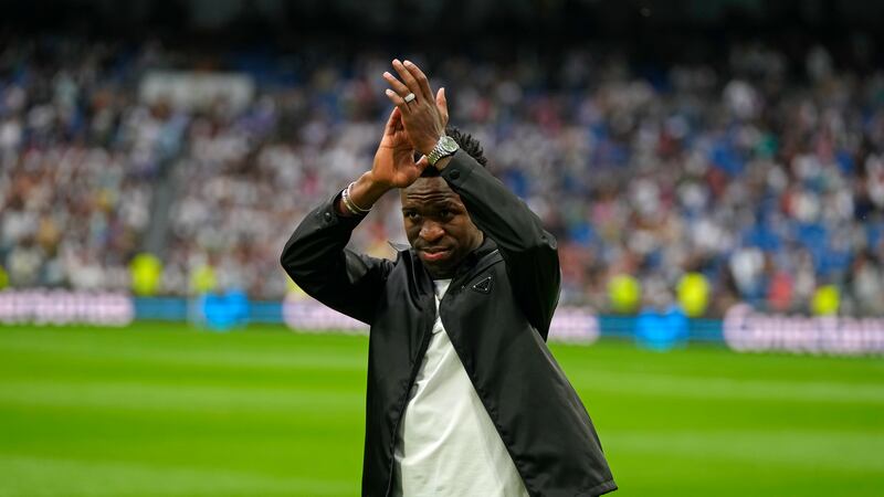 El jugador del Real Madrid Vinícius Júnior aplaude a los espectadores antes de un juego de...