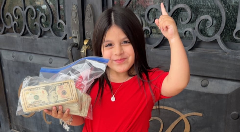 Kaylee Hernández, de 11 años, aprovechó el Lemonade Day para recaudar fondos para la lápida de...