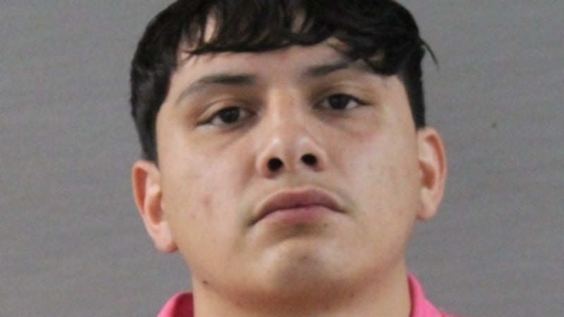 Les dijo a los investigadores que le iban a pagar $10,000 dólares por el viaje y que iba a...