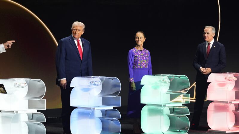 El presidente Donald Trump, la presidenta mexicana Claudia Sheinbaum y el primer ministro...