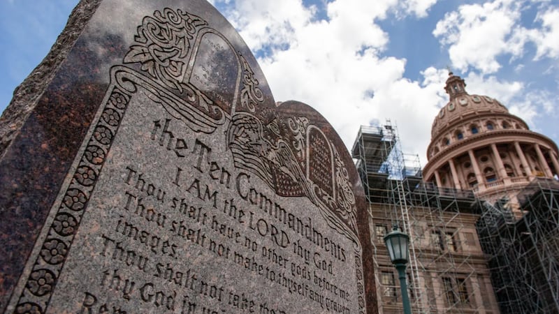 Los Diez Mandamientos en primer plano del Capitolio de Texas, visto el 30 de junio de 2025.