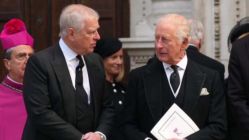 ARCHIVO - El entonces príncipe Andrés de Inglaterra (izquierda) y el rey Carlos III, salen de...