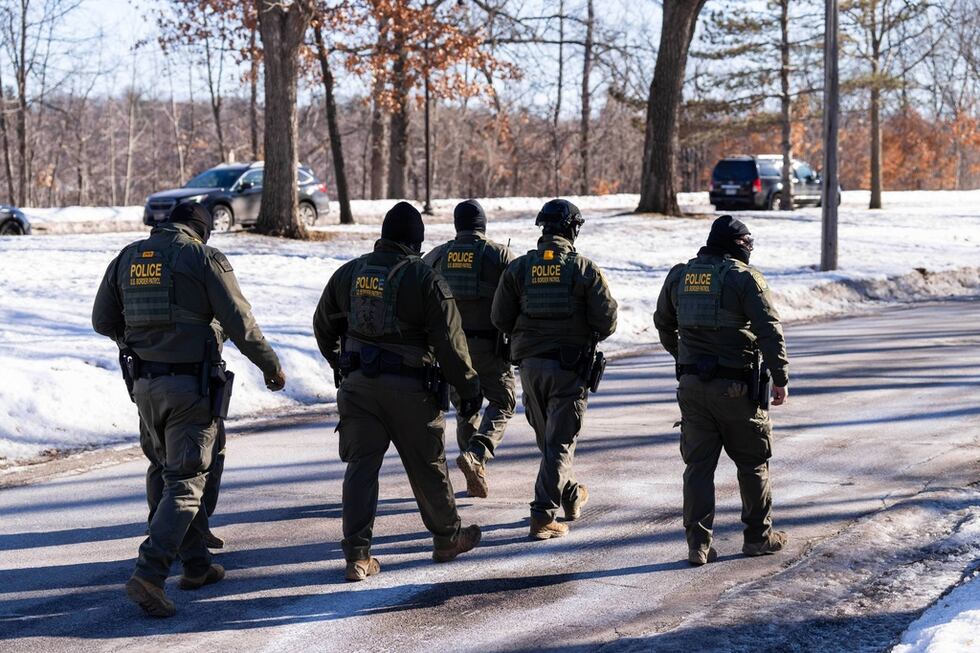 Agentes federales en Minneapolis, el 14 de enero del 2026. (AP foto/Adam Gray)