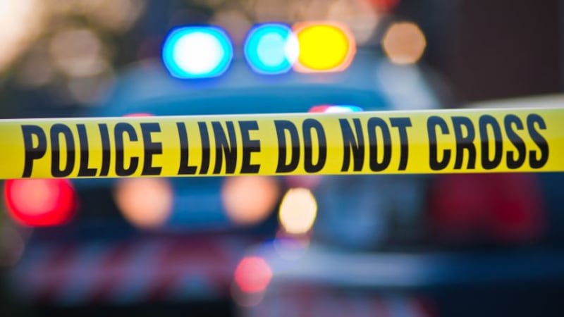 Dentro de la casa, la policía encontró a Jeremie Ray Gomez, de 36 años, muerto por una herida...