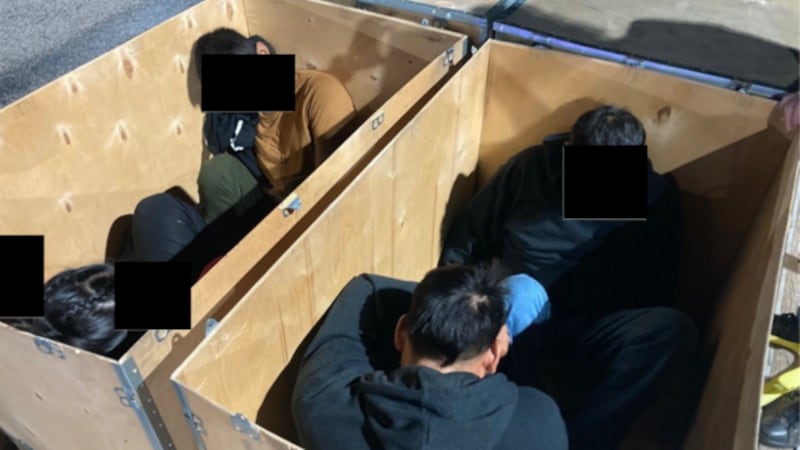 Inmigrantes indocumentados fueron escondidos en cajas por una red de tráfico de personas que...