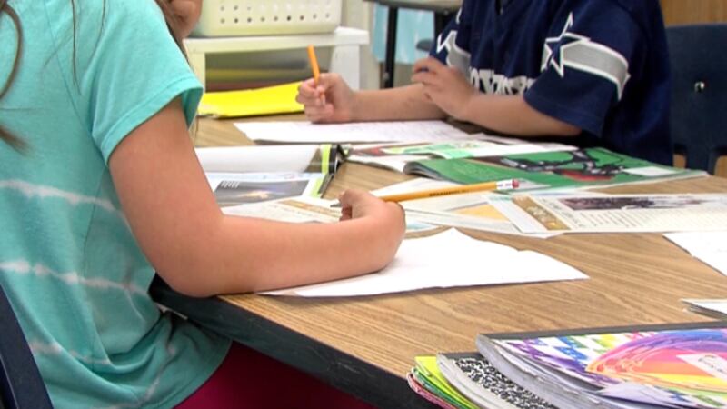 El proyecto de ley prohibirá a los profesores sin titulación impartir clases de inglés,...