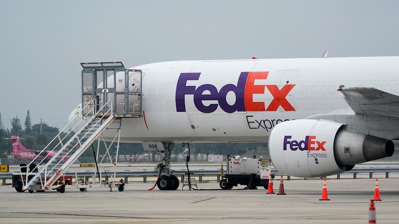 ARCHIVO - Un avión de mercancías de FedEx se ve en el asfalto en el Aeropuerto Fort...