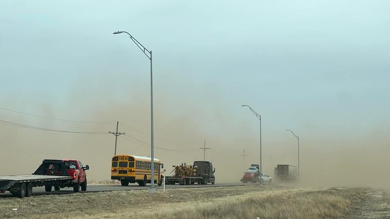 3 personas fueron transportadas a un hospital después del choque de múltiples vehículos