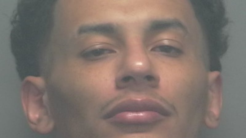 Darius Vincent Solís está acusado de manipular un dispositivo de monitoreo electrónico y de...