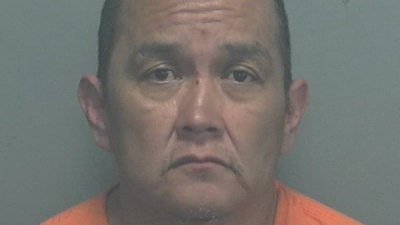 Según la Oficina del Sheriff del condado Potter, Gilbert Werito Jr., de 48 años, gritó que...