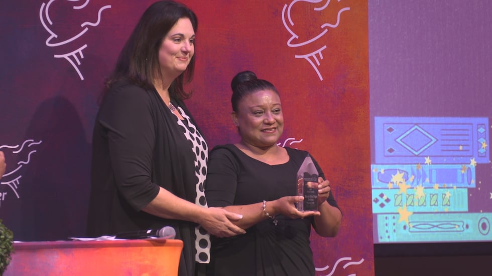 La maestra del año de primaria de Region 16 es “Almadelfina Trejo Deleon.”