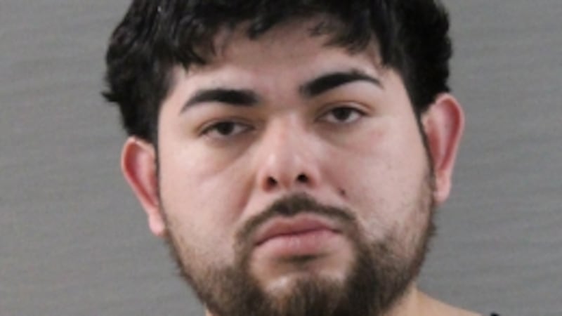 La policía afirma que incautó un rifle AR-15, una pistola 9 milímetros, municiones y alrededor...