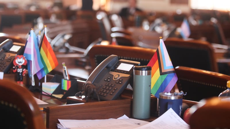 Banderas de derechos transgénero sobre los escritorios de los legisladores de la Legislatura...