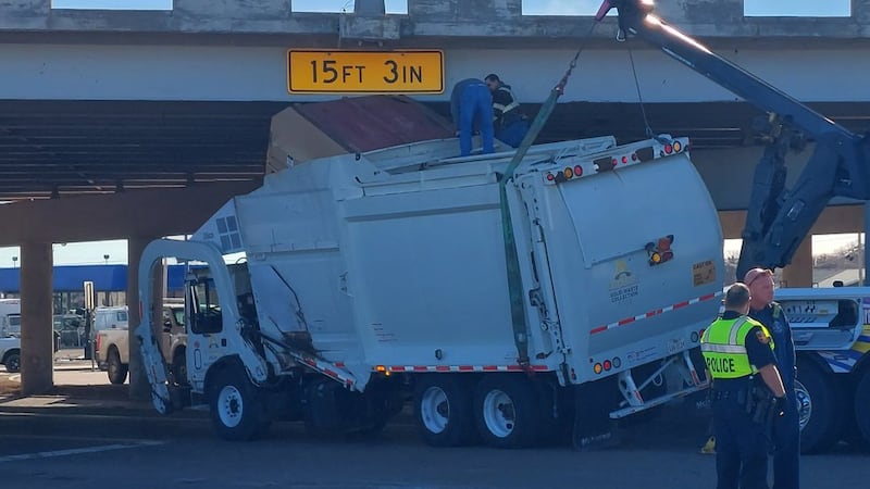 El área de la 45 y la I-27 se reabrió después de que las cuadrillas retiraran un camión de...