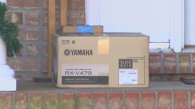 Para recoger los paquetes, los residentes deben presentar un documento de identidad con...