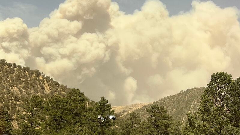 Los incendios forestales arden en Ruidoso, Nuevo México, obligando a los residentes a evacuar.