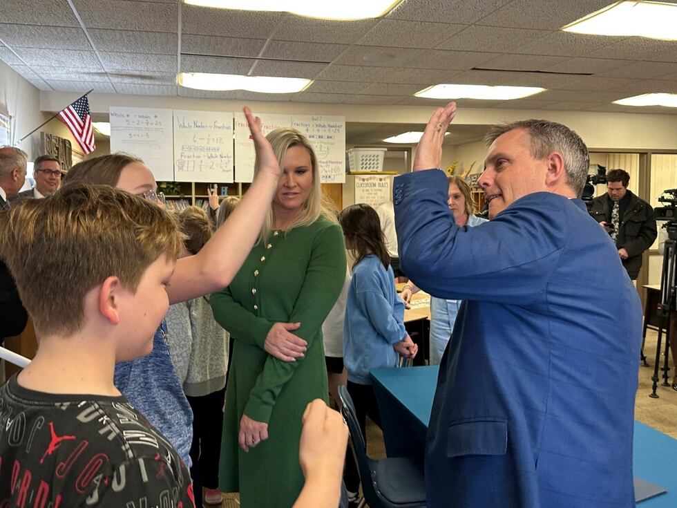 La mitad de los estados prohíben o regulan celulares en escuelas, y otros se sumarán