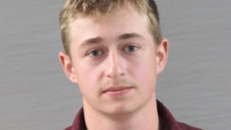 La investigación condujo a los agentes hasta Landon Hasenkemp, de 19 años, quien fue arrestado...