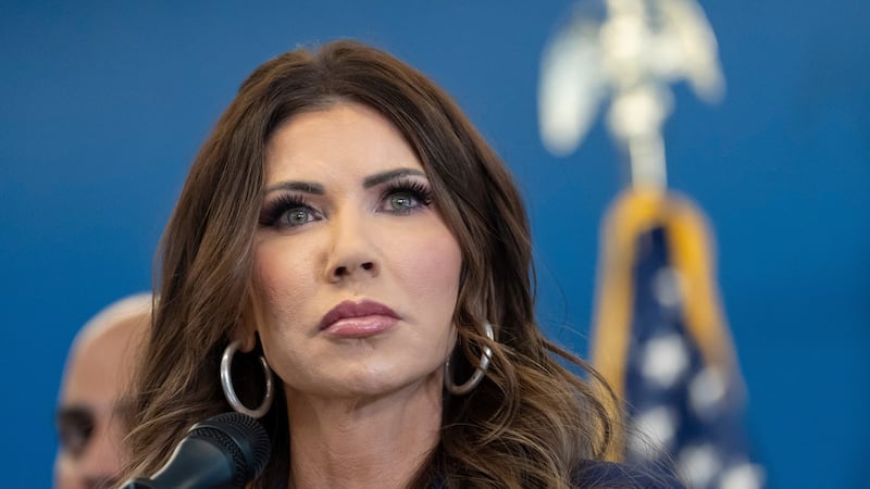 La secretaria de Seguridad Nacional de Estados Unidos, Kristi Noem habla en una conferencia de...