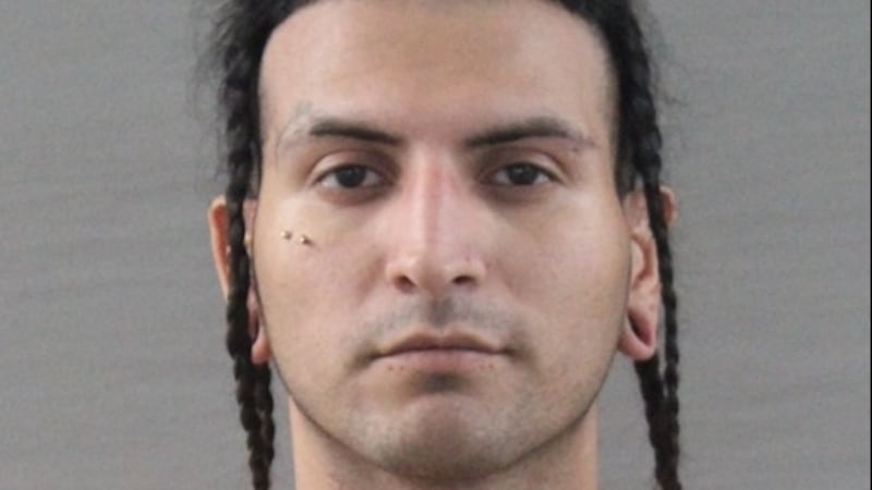 También admitió haber sido condenado por un delito grave y saber que no debía tener un arma de...