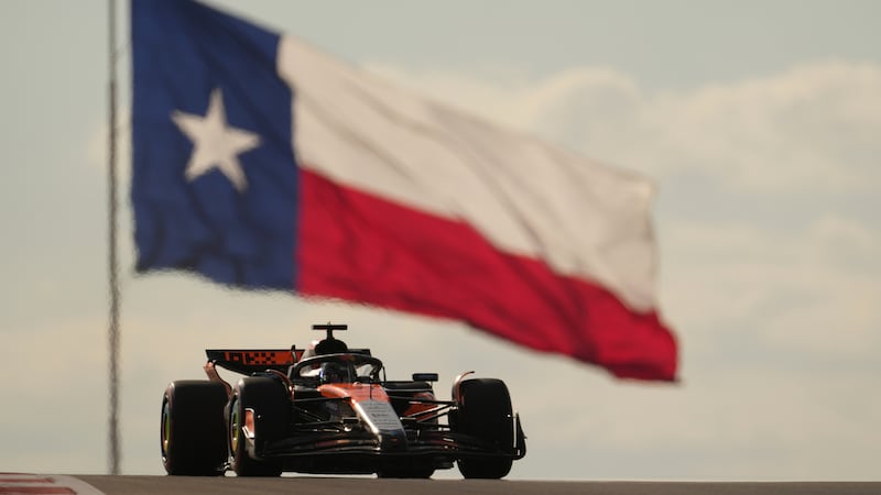 El piloto australiano de McLaren, Oscar Piastri, conduce su coche durante la clasificación...