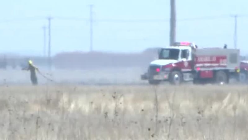 Bombero herido en un incendio de pasto al sur de la I-40 está en buen estado