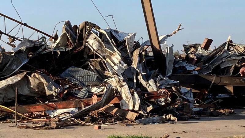 Los escombros cubren una estructura destruida por uno de los tornados que azotaron la...