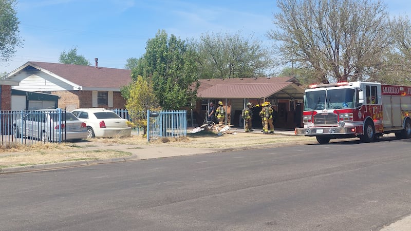 Equipos están respondiendo a un incendio en una casa en la calle Goldenrod. (Fuente: KFDA)