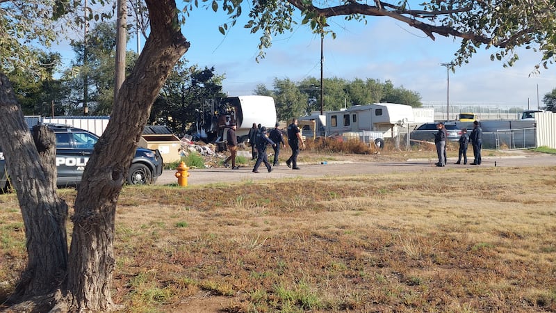 Tras extinguir el incendio, los bomberos encontraron un cadáver en el interior.