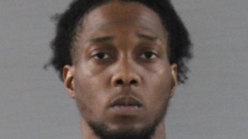 Mientras el empleado ponía dinero de la segunda caja registradora en la bolsa, el hombre le...