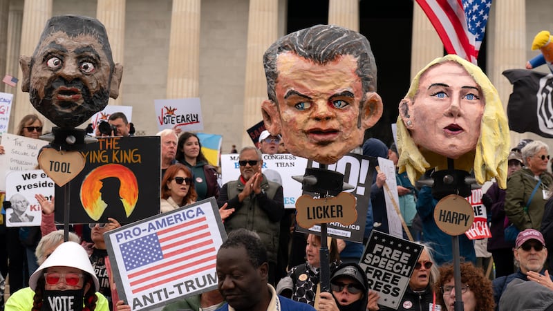 Un grupo de manifestantes se congrega en el Monumento a Lincoln durante una protesta de "No...