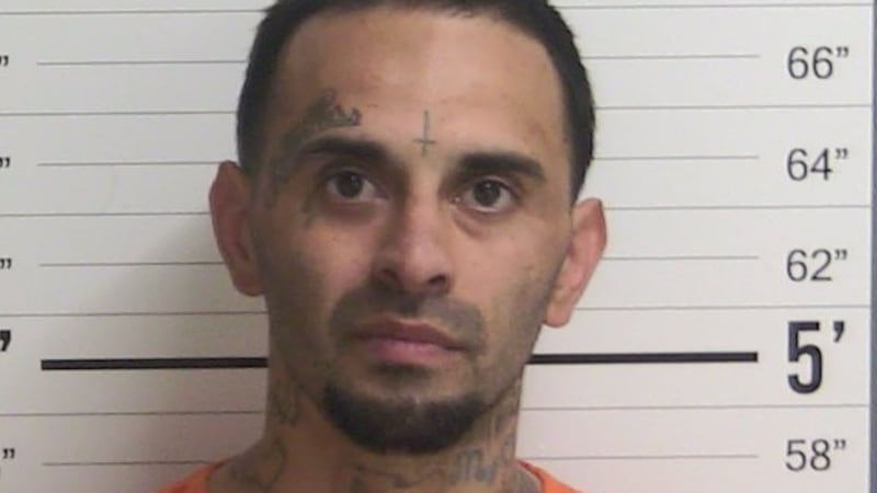 Los agentes lo encontraron escondido en el ático. Jesús Anaya se resistió al arresto y pateó a...