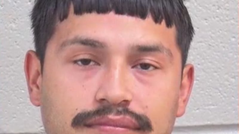 Un padre en Midland es acusado de asesinato capital tras hallarse a una niña de 2 años muerta...